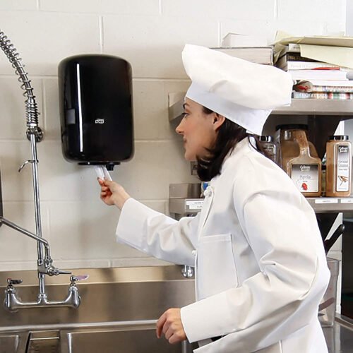 121201-e-com-2-lifestyle-na Tork Centerfeed Towel White 6x600